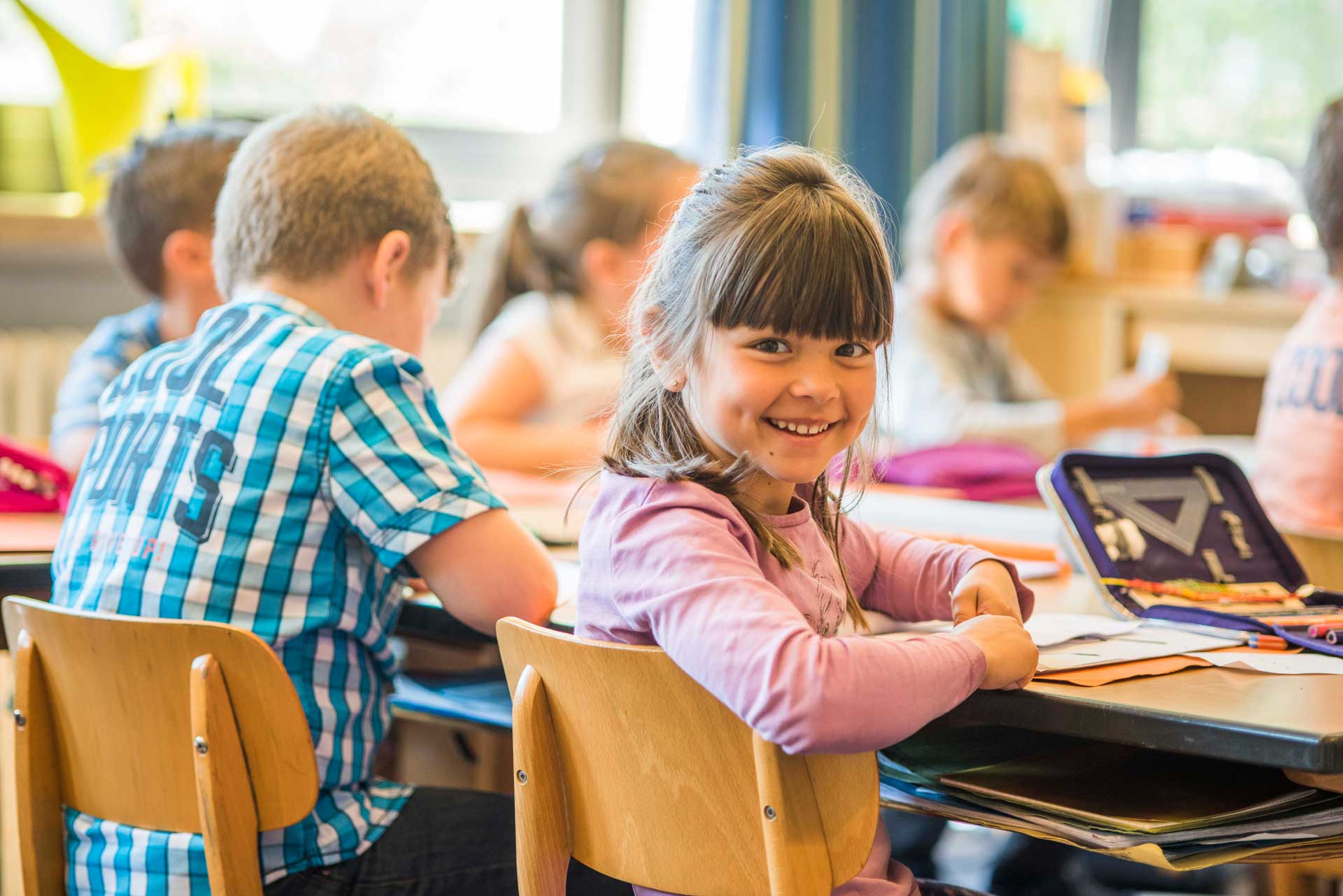Schulkinder arbeiten gemeinsam an ihren Aufgaben